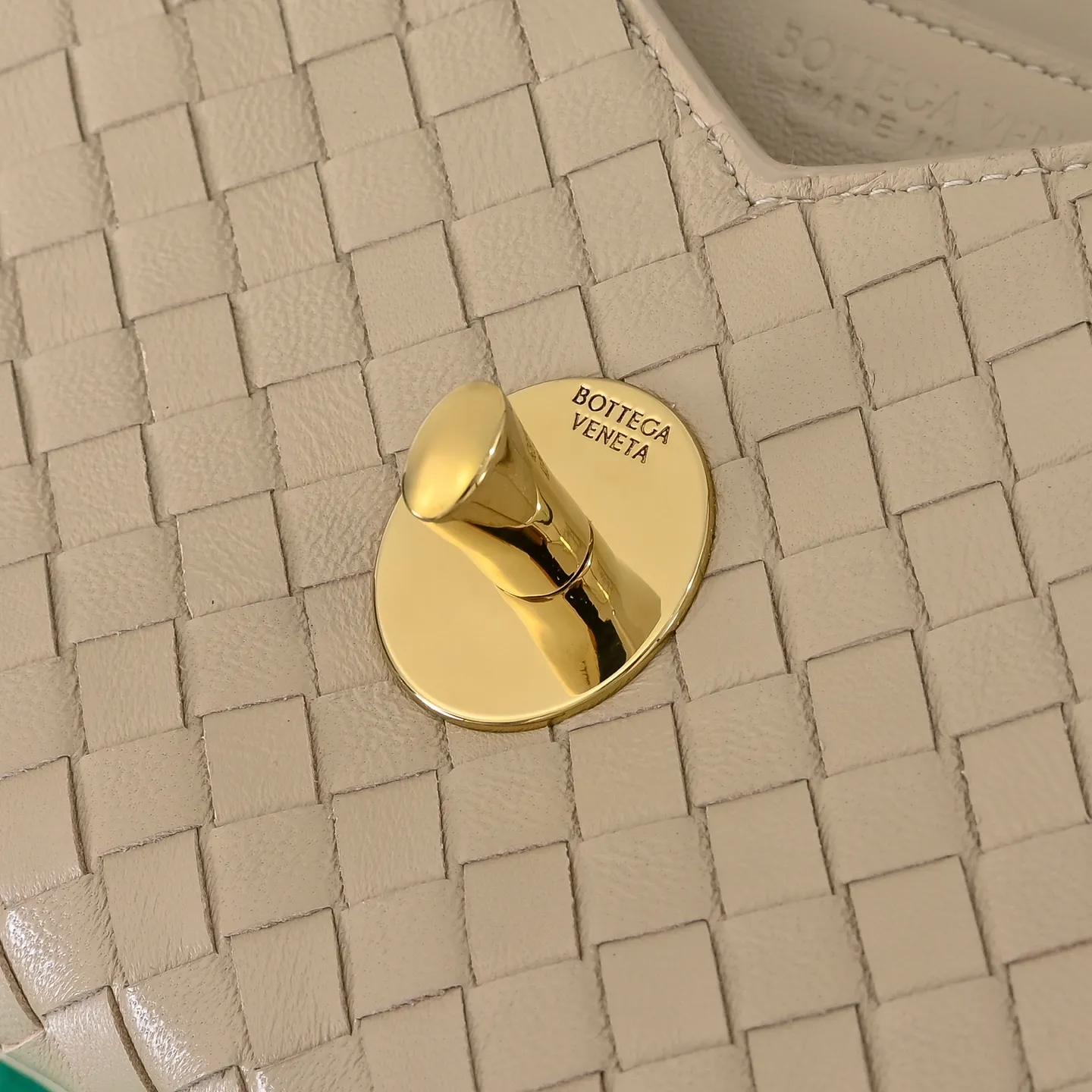 Batch 1660 #Bv new Knot Lock crossbody bag 🎈2025 early spring kont lock new series is hot on the market 🔥The brand's classic weaving process, with kont's metal rotating buttons, are exquisite and eye-catching, which is a luxurious embellishment of details. The upper body is elegant and elegant, with internal double compartments + card slots + back compartment. Super versatile, multiple carrying methods, detachable shoulder strap, portable/shoulder/cross-body, retro and fashionable, easy to carry with exquisite old-line style🫴 Model: 7191 Size: 25x16x5.5